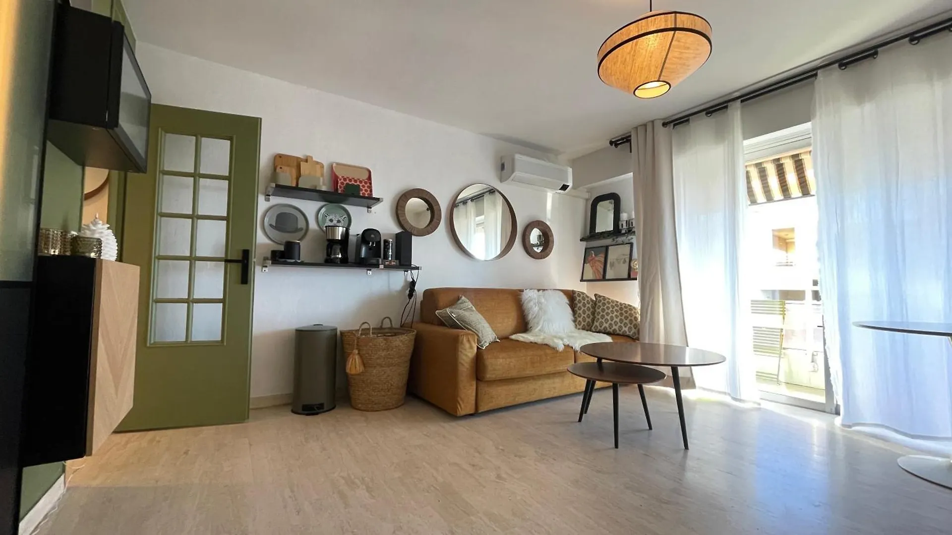 Studio Vue Mer - Terrasse - Parking - Plage Juan-les-Pins Apartment