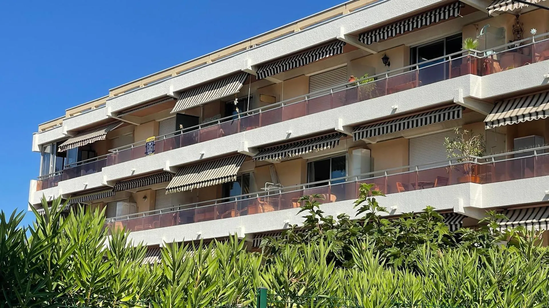 Studio Vue Mer - Terrasse - Parking - Plage Juan-les-Pins Apartment