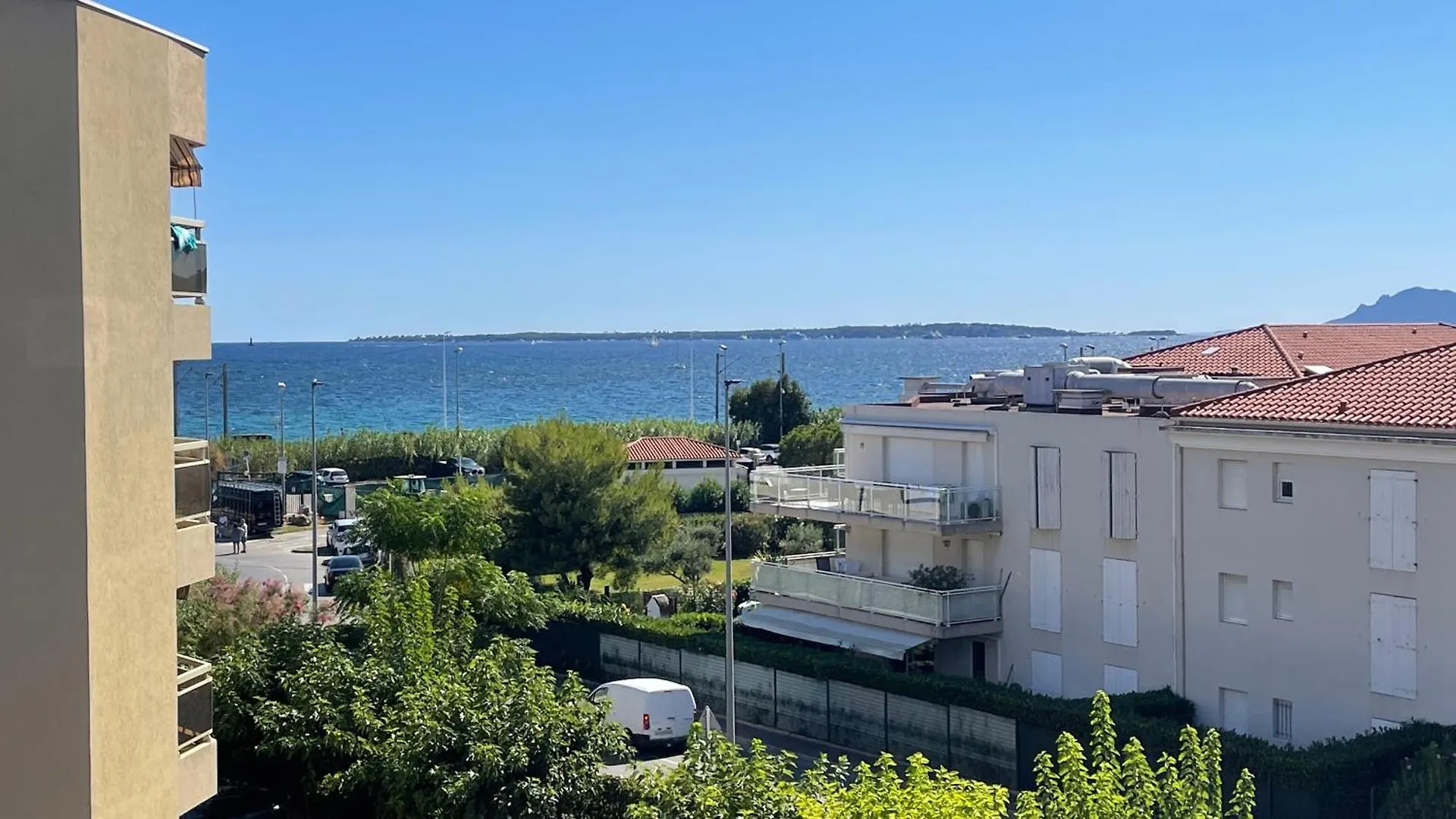 Studio Vue Mer - Terrasse - Parking - Plage Juan-les-Pins Apartment