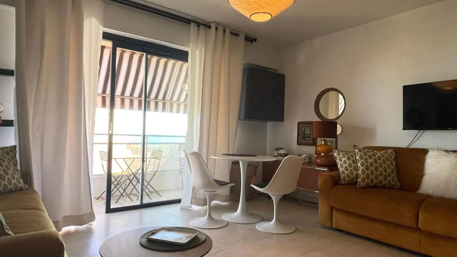 Studio Vue Mer - Terrasse - Parking - Plage Juan-les-Pins Apartment